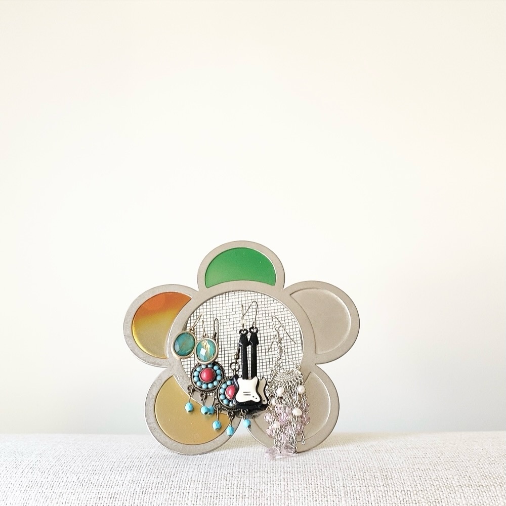 90s rare Vintage Flower Metal Earring Holder with Assorted Earrings – Pre-Owned